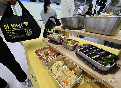 (서울=연합뉴스) 이재희 기자 = 8일 서울 서초구 aT센터에서 열린 '2025 배민파트너페스타'의 한 부스에서 배달용 다회용기를 홍보하고 있다. 2025.12.8 scape@yna.co.kr