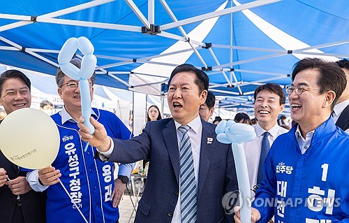 (서울=연합뉴스) 더불어민주당 정청래 대표가 2일 대전 유성구 대전월드컵경기장 앞에서 어린이날을 앞두고 열린 2026 아이조아 대축제에 방문해 풍선 아트 작품을 살피고 있다. 2026.5.2 [더불어민주당 제공. 재판매 및 DB 금지] photo@yna.co.kr