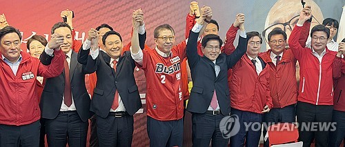 (부산=연합뉴스) 김선호 기자 = 2일 오전 부산 서면의 한 빌딩에서 열린 박형준 국민의힘 부산시장 후보 선거 개소식이 끝난 뒤 장동혁 대표 등 국힘 지도부와 박 후보, 김문수 상임선대본부장 등이 손을 맞잡고 있다. 2026.5.2 wink@yna.co.kr