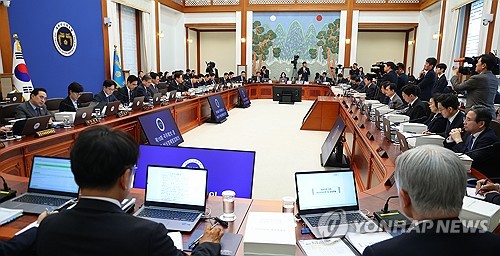 (서울=연합뉴스) 김도훈 기자 = 이재명 대통령이 28일 청와대에서 국무회의 겸 비상경제점검회의를 주재하고 있다. 2026.4.28 superdoo82@yna.co.kr
