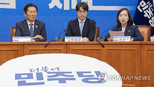 (서울=연합뉴스) 황광모 기자 = 6·3 재보선에서 충남 아산을에 출마할 것으로 예상되는 전은수 전 청와대 대변인(오른쪽)이 29일 국회에서 열린 더불어민주당 인재 영입식에서 인사말을 하고 있다. 2026.4.29 hkmpooh@yna.co.kr