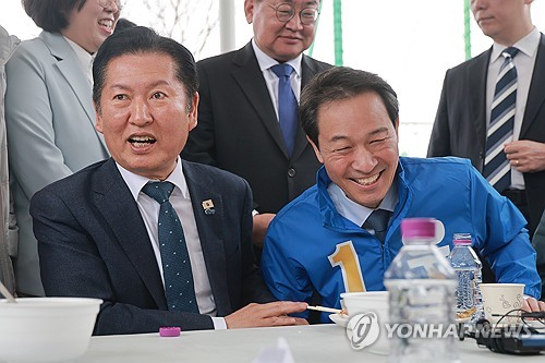 (철원=연합뉴스) 신현우 기자 = 더불어민주당 정청래 대표와 우상호 강원지사 후보가 1일 강원 철원종합문화복지센터 다목적구장에서 열린 철원읍민 화합대축전에 방문해 읍민을 만나고 있다. 2026.4.1 nowwego@yna.co.kr
