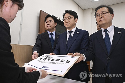 (서울=연합뉴스) 이동해 기자 = 더불어민주당 천준호 원내대표 직무대행과 국정조사특위 위원들이 30일 국회 의안과에 '윤석열 정치검찰 조작기소 진상규명 특검법'을 제출하고 있다. 2026.4.30 [공동취재] eastsea@yna.co.kr