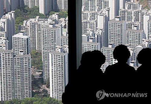 (서울=연합뉴스) 김성민 기자 = 봄 이사 철이 한창인 가운데 서울 아파트 전세 매물이 2년 전 대비 절반 가까이 줄어든 것으로 나타났다. 19일 부동산 빅데이터 업체 아실에 따르면 전날 기준 서울 아파트 전세 매물은 1만5천427건으로, 2년 전인 2024년 4월 18일(3만750건) 대비 49.9% 급감했다. 이날 서울 송파구 롯데월드타워에서 바라본 아파트의 모습. 2026.4.19 ksm7976@yna.co.kr