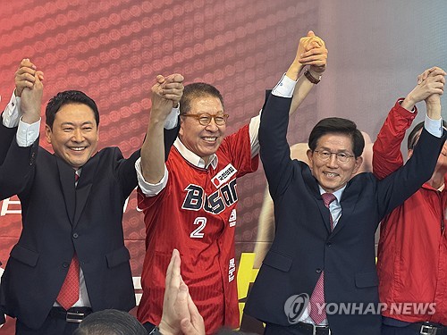 (부산=연합뉴스) 김선호 기자 = 2일 오전 부산 서면의 한 빌딩에서 열린 박형준 국민의힘 부산시장 후보 선거 개소식에서 장동혁 대표 등 국힘 지도부가 총출동해 파이팅을 외치고 있다. 2026.5.2 wink@yna.co.kr