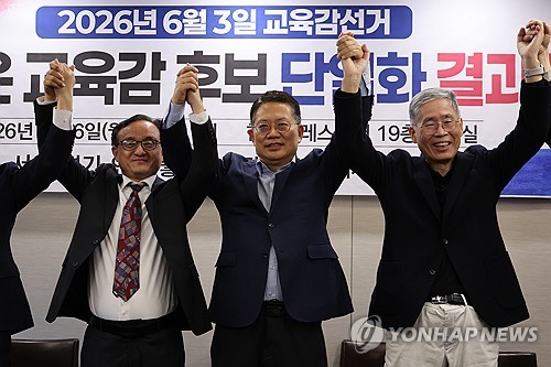 (서울=연합뉴스) 류효림 기자 = 6월 서울시 교육감 선거 보수 진영 단일 후보로 선정된 윤호상 교수(가운데)가 6일 서울 중구 프레스센터에서 열린 서울·경기·인천 좋은교육감후보추대시민회의 단일화 후보 발표 기자회견에서 포즈를 취하고 있다. 2026.4.6 ryousanta@yna.co.kr