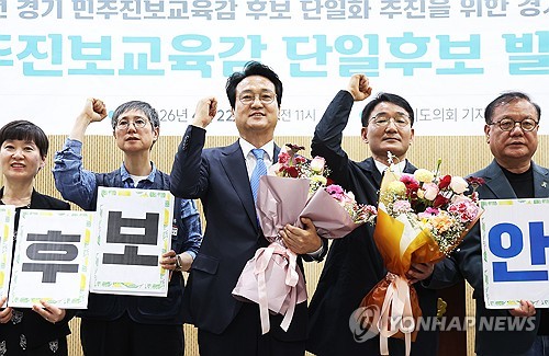 (수원=연합뉴스) 홍기원 기자 = 6·3 지방선거 경기도교육감 선거의 진보 진영 단일후보로 선출된 안민석 후보가 22일 경기도 수원시 경기도의회에서 파이팅을 외치고 있다. 2026.4.22 xanadu@yna.co.kr
