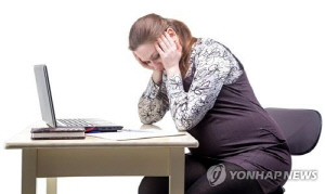 직장인 52％ "일터에 AI 도입 후 채용 줄어"