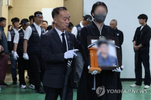 집회 현장서 숨진 화물연대 조합원 발인…침묵 속 마지막 배웅