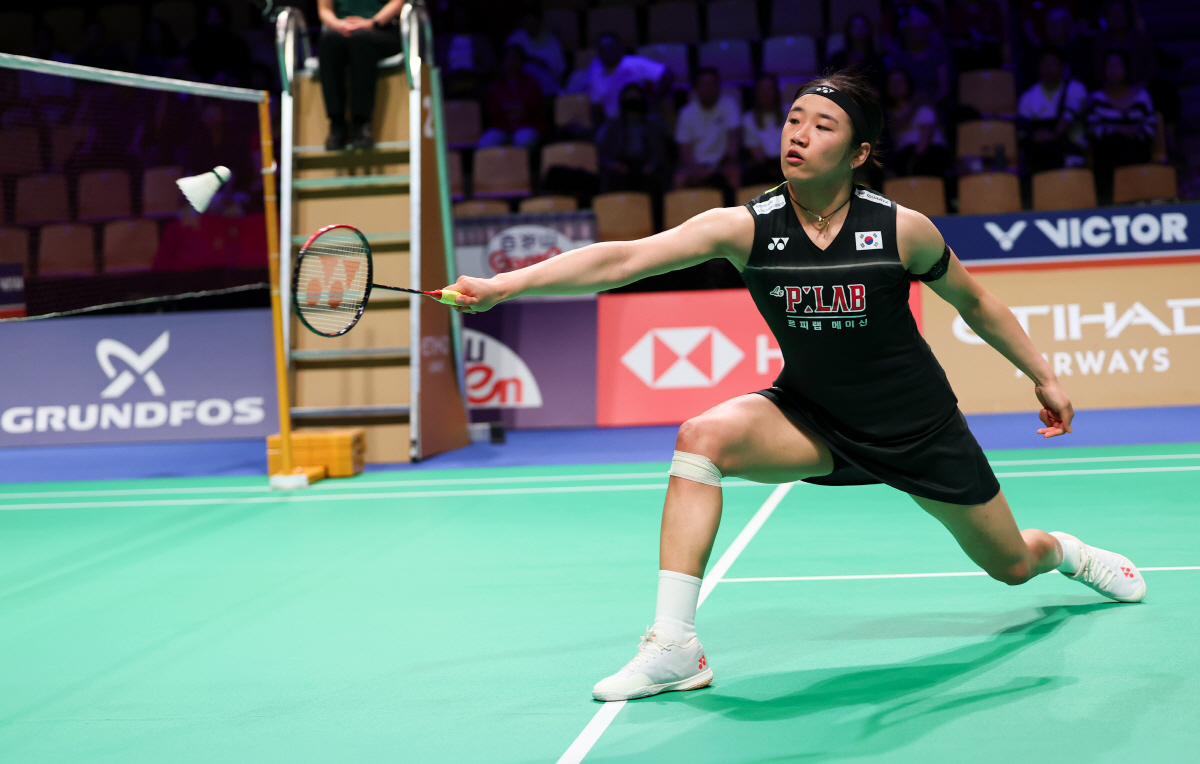 (260502) -- HORSENS, May 2, 2026 (Xinhua) -- An Se Young of South Korea competes against Putri Kusuma Wardani of Indonesia in the singles match during the semifinal badminton match between Indonesia and South Korea at the BWF Uber Cup Finals in Horsens, Denmark, on May 2, 2026. (Xinhua/Wu Huiwo)