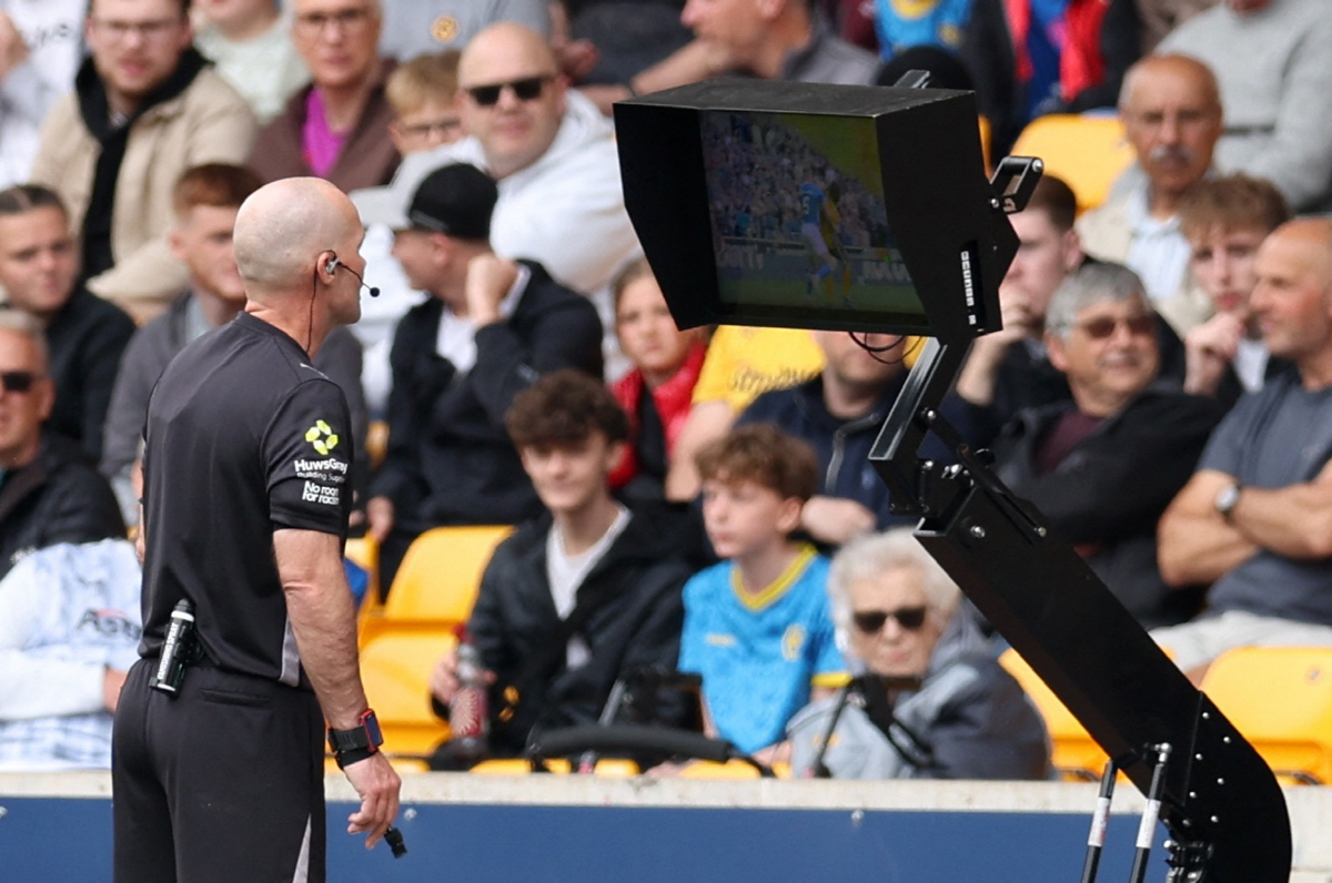 Soccer Football - Premier League - Wolverhampton Wanderers v Sunderland - Molineux Stadium, Wolverhampton, Britain - May 2, 2026 Referee Paul Tierney looks at a VAR screen before showing a red card to Sunderland's Daniel Ballard REUTERS