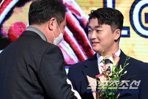 2022 KBO 시상식이 17일 웨스틴조선 서울에서 열렸다. 세이브상을 수상한 LG 고우석이 차명석 단장에 축하를 받고 있다. 허상욱 기자 wook@sportschosun.com/2022.11.17/