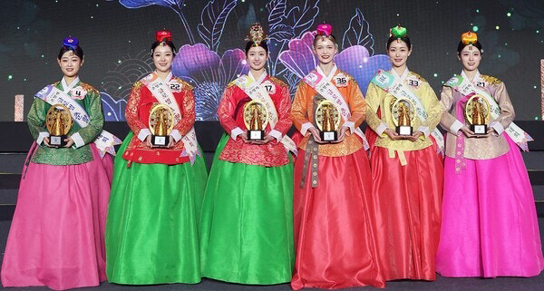 왼쪽부터 춘향 정 김도현, 선 이소은, 진 김하연, 미 리나, 숙 김서원, 현 이현아