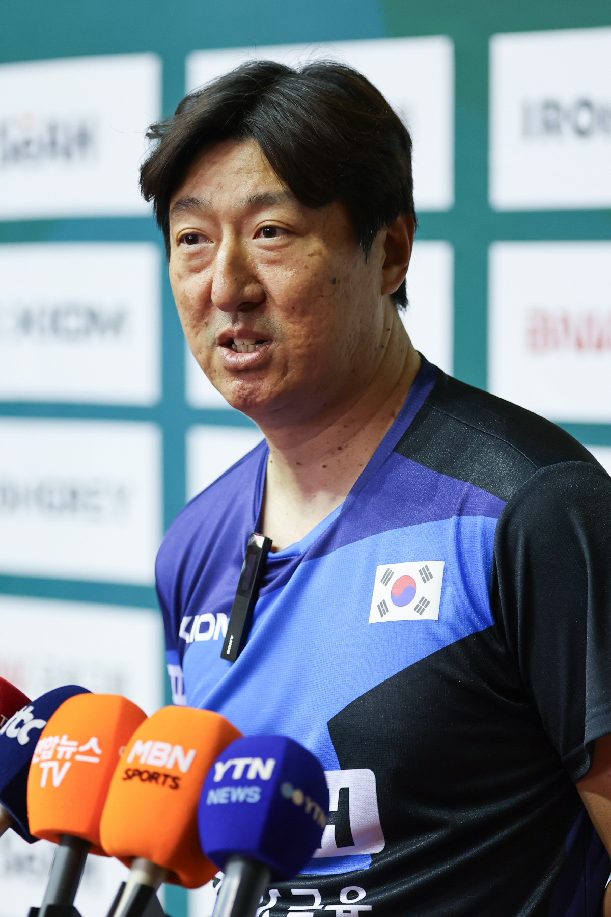 인터뷰하는 오상은 감독