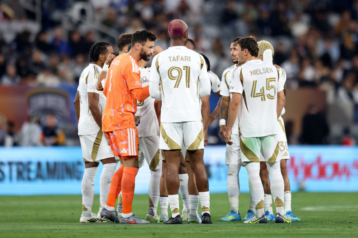 SAN DIEGO, CALIFORNIA - MAY 02: Players of Los Angeles FC dorm a huddle during the MLS match between San Diego FC and Los Angeles Football Club at Snapdragon Stadium on May 02, 2026 in San Diego, California. Luiza Moraes/Getty Images/AFP (Photo by Luiza Moraes / GETTY IMAGES NORTH AMERICA / Getty Images via AFP)