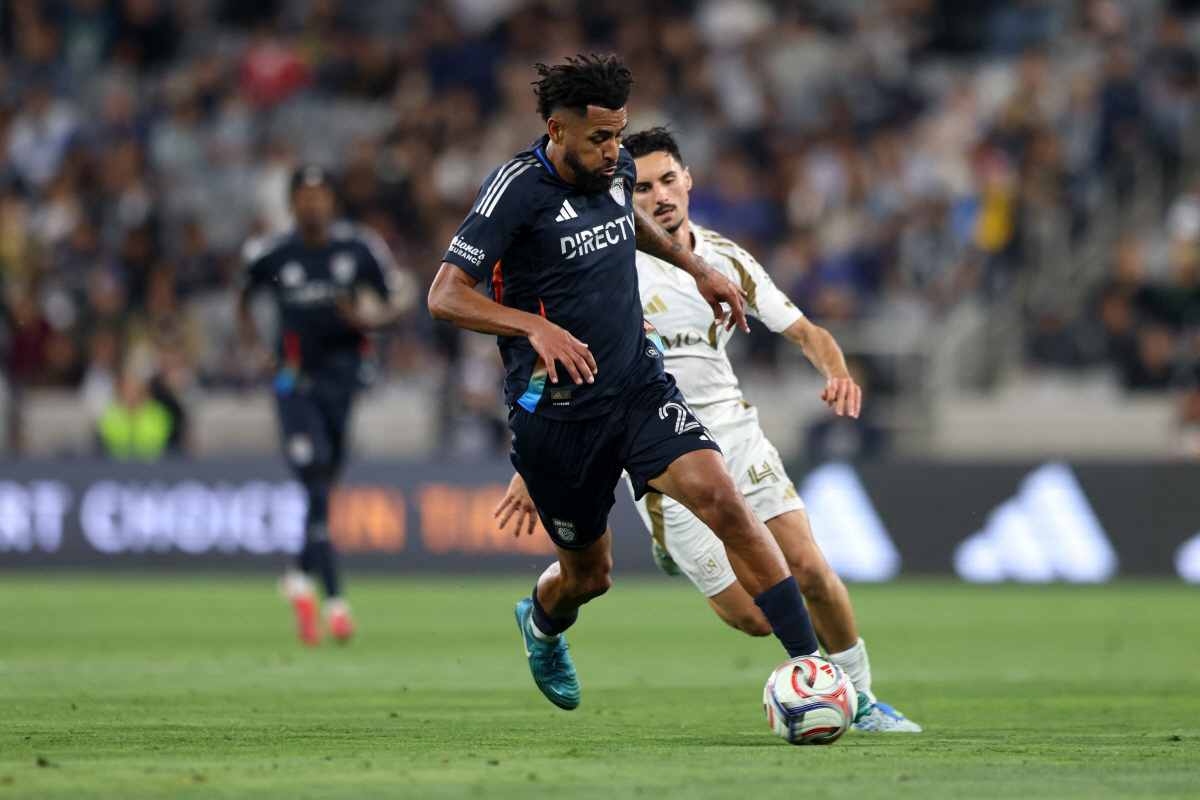 SAN DIEGO, CALIFORNIA - MAY 02: Anibal Godoy #20 of San Diego runs with the ball whilst under pressure from Stephen Eustaquio #46 of Los Angeles FC during the MLS match between San Diego FC and Los Angeles Football Club at Snapdragon Stadium on May 02, 2026 in San Diego, California. Luiza Moraes/Getty Images/AFP (Photo by Luiza Moraes / GETTY IMAGES NORTH AMERICA / Getty Images via AFP)