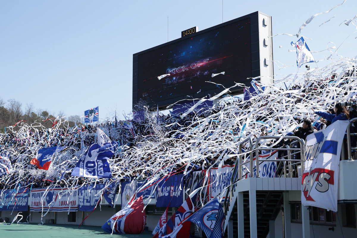 파주스타디움/ K리그2/ 파주프런티어FC vs 수원삼성블루윙즈/ 관중/ 수원팬/ 원정팬/ 수원 서포터즈 프렌테 트리콜로/ 휴지 폭탄/ photo by Jaehoon Jung