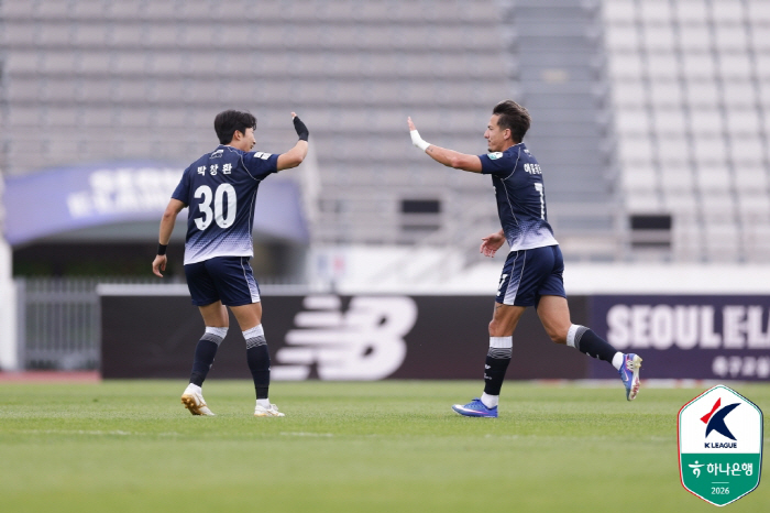 '박창환 원더골+에울레르 결승골' 이랜드, '2명 퇴장' 김포에 2-1 승리 '3위 수성'[현장 리뷰]