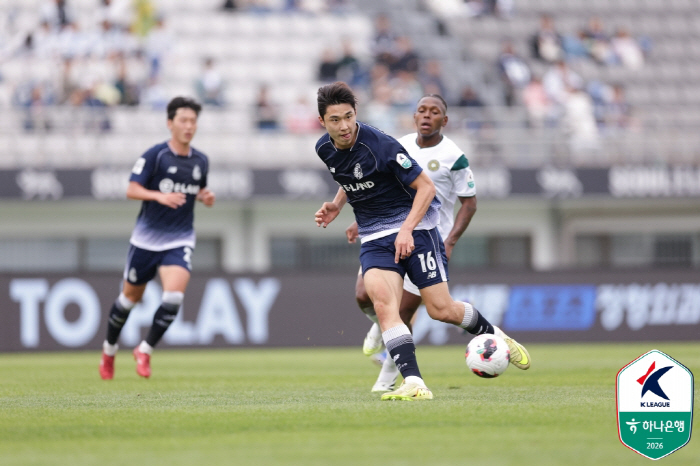 '박창환 원더골+에울레르 결승골' 이랜드, '2명 퇴장' 김포에 2-1 승리 '3위 수성'[현장 리뷰]