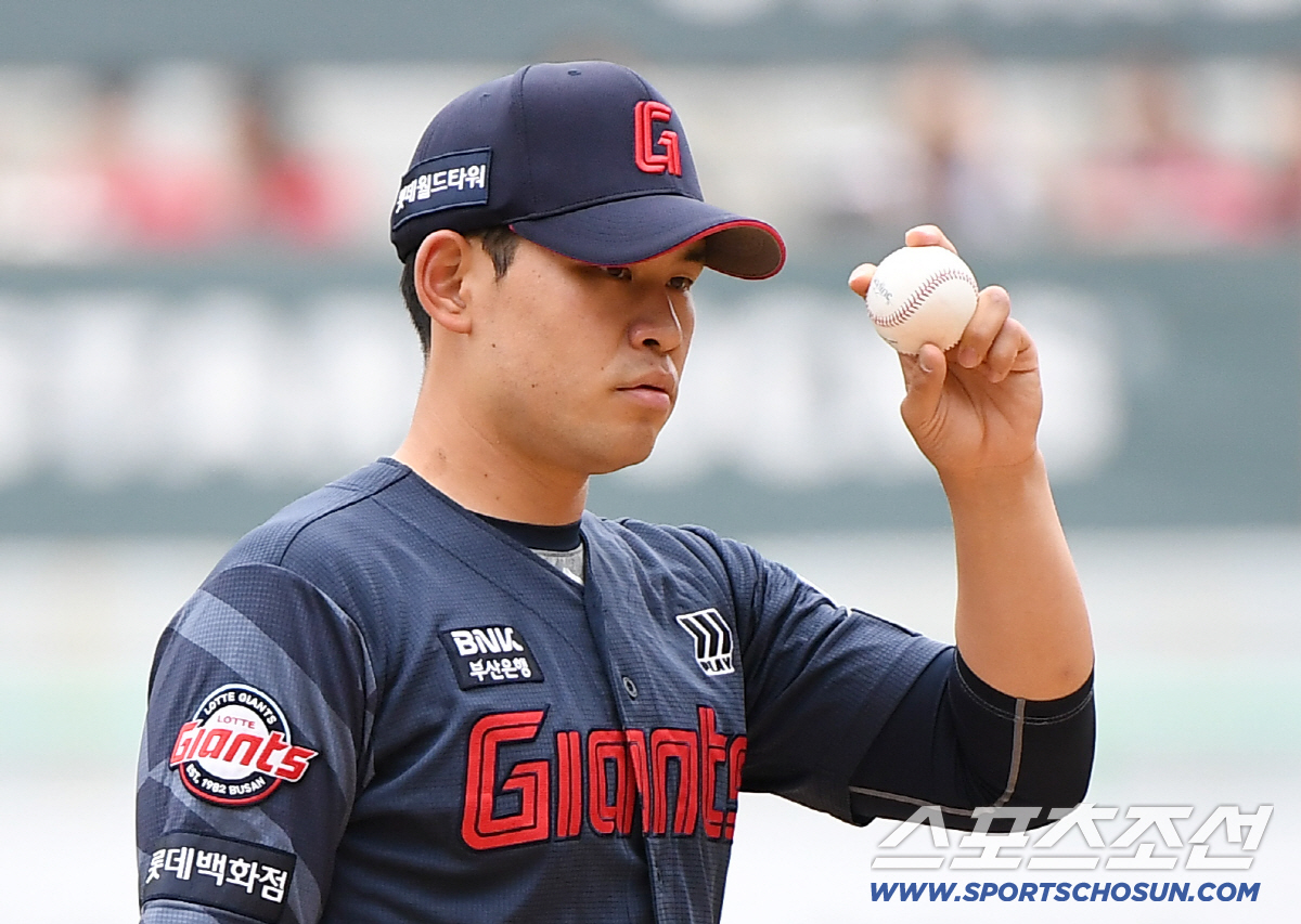 3일 인천 SSG랜더스필드에서 열린 롯데-SSG전. 롯데 선발투수로 마운드에 오른 김진욱. 정재근 기자 cjg@sportschosun.com/2026.5.3/