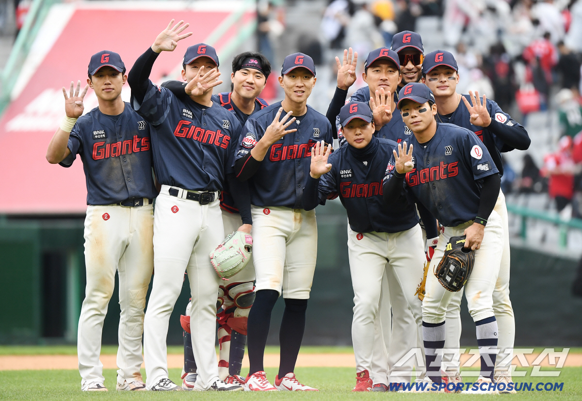 3일 인천 SSG랜더스필드에서 열린 롯데-SSG전. 롯데가 5대2 역전승을 거두며 시리즈 3연전을 싹쓸이, 4연승을 달렸다. 선수들이 승리 기념 사진을 찍고 있다. 정재근 기자 cjg@sportschosun.com/2026.5.3/