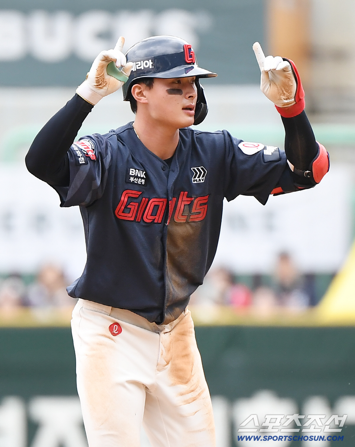 3일 인천 SSG랜더스필드에서 열린 롯데-SSG전. 4회초 무사 윤동희가 2루타를 친 후 기뻐하고 있다. 정재근 기자 cjg@sportschosun.com/2026.5.3/
