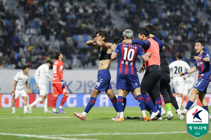 [K리그2 현장리뷰] 2005년생 유망주가 이정효의 수원 잡았다...수원FC, 수원 더비서 3-1 역전 드라마