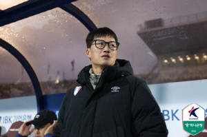[현장인터뷰] 분노 참은 이정효 감독, 선수단에 작심 발언 "우린 챔피언 아닌 도전자, 부담 받아들이지 못하면 자격 없다"
