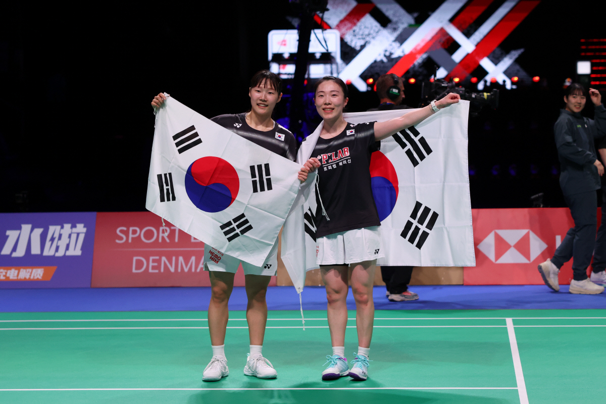(260503) -- HORSENS, May 3, 2026 (Xinhua) -- Baek Ha Na (L)/Kim Hye Jeong of South Korea celebrate after winning the doubles match against Jia Yifan/Zhang Shuxian of China during the finals between China and South Korea at the BWF Uber Cup badminton women's team championship in Horsens, Denmark, on May 3, 2026. (Xinhua/Wu Huiwo)