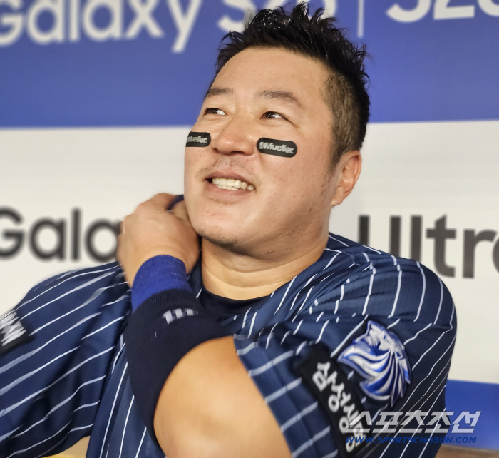 "어차피 추월당할 기록, 공도 안 챙겼다" 손아섭 추월 KBO 새 역사 쓴 타격장인, '2군행' 강민호에게 전한 한마디