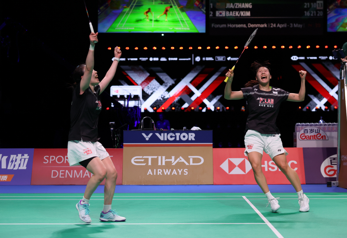(260503) -- HORSENS, May 3, 2026 (Xinhua) -- Baek Ha Na (R)/Kim Hye Jeong of South Korea celebrate after winning the doubles match against Jia Yifan/Zhang Shuxian of China during the finals between China and South Korea at the BWF Uber Cup badminton women's team championship in Horsens, Denmark, on May 3, 2026. (Xinhua/Wu Huiwo)