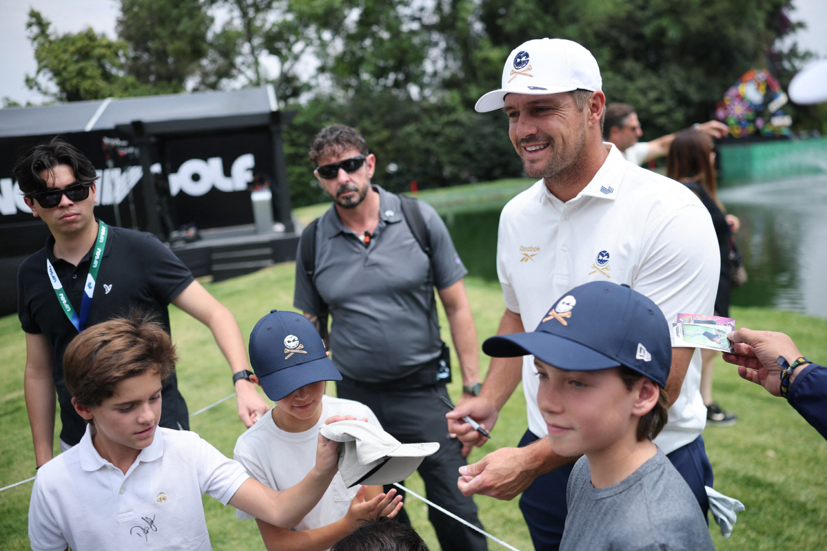 MEXICO CITY, MEXICO - APRIL 15: Bryson DeChambeau of Crushers GC signs autographs prior to LIV Golf Mexico City at Club de Golf Chapultepec on April 15, 2026 in Mexico City. Hector Vivas/Getty Images/AFP (Photo by Hector Vivas / GETTY IMAGES NORTH AMERICA / Getty Images via AFP)