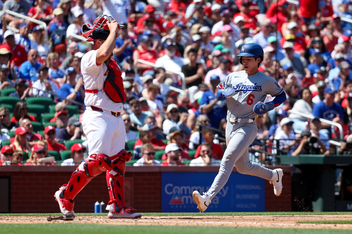 Los Angeles Dodgers' Hyeseong Kim scores a run on an RBI single by Freddie Freeman during the fifth inning against the St. Louis Cardinals, Sunday, May 3, 2026, in St. Louis. (AP Photo/Scott Kane)
