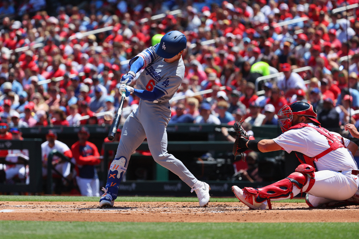 ST LOUIS, MISSOURI - MAY 3: Hyeseong Kim #6 of the Los Angeles Dodgers hits an RBI single against the St. Louis Cardinals in the second inning at Busch Stadium on May 3, 2026 in St Louis, Missouri. Dilip Vishwanat/Getty Images/AFP (Photo by Dilip Vishwanat / GETTY IMAGES NORTH AMERICA / Getty Images via AFP)