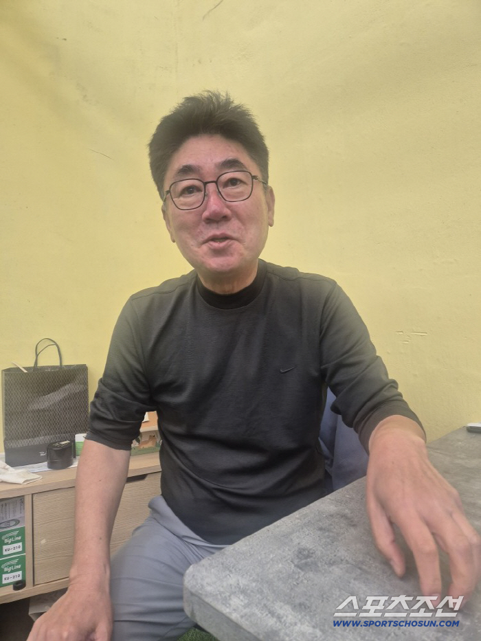 윤석환 전 두산 투수코치는 모교 선린인터넷고 감독으로 팀을 35년 만의 전국대회 우승으로 이끌었다.