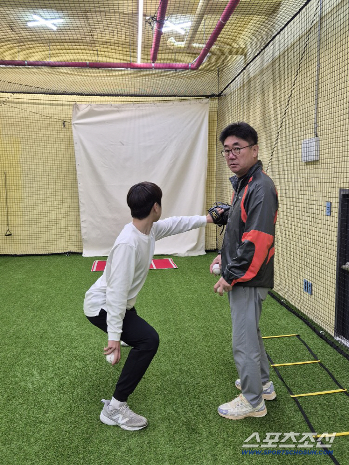 선수의 투구 동작을 잡아주고 있는 윤석환 전 두산 투수코치. 그는 구속보다 제구, 기본기를 강조했다. 러닝의 필요성을 역설했다. 사진제공=YK PITCHING LAP