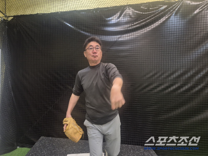 선수와 캐치볼을 하는 윤석환 전 두산 투수코치.