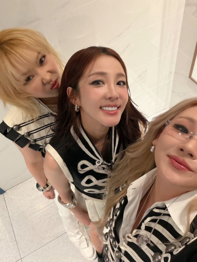 "박봄만 빠졌네" 2NE1…산다라박·CL·민지, 셀카로 드러낸 ‘3인 케미’