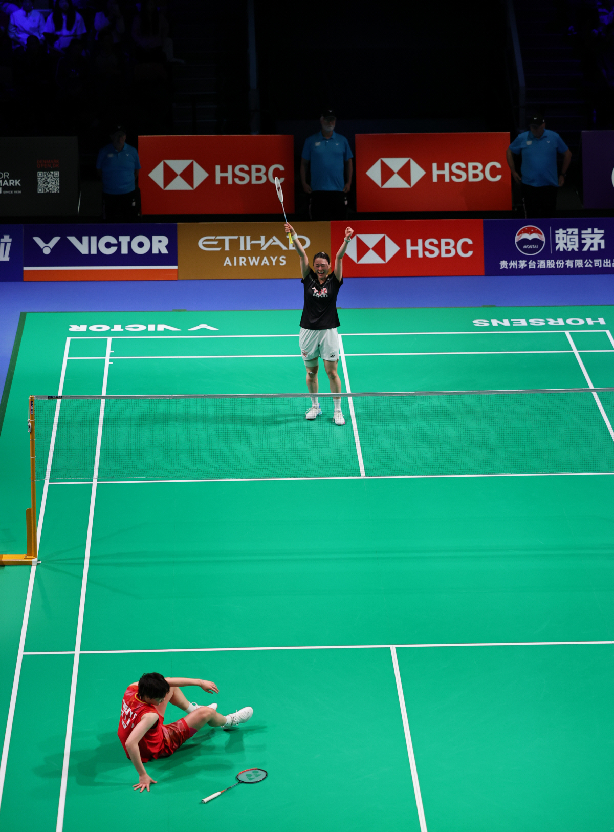 (260503) -- HORSENS, May 3, 2026 (Xinhua) -- Kim Ga Eun (up) of South Korea celebrates after winning the singles match against Chen Yufei of China during the finals between China and South Korea at the BWF Uber Cup badminton women's team championship in Horsens, Denmark, on May 3, 2026. (Xinhua/Wu Huiwo)