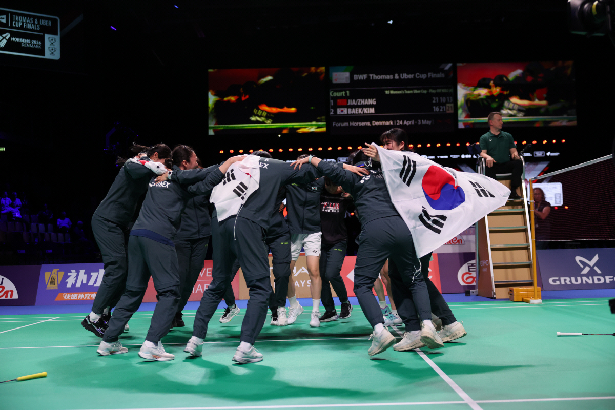 (260503) -- HORSENS, May 3, 2026 (Xinhua) -- Team South Korea celebrate after winning the finals between China and South Korea at the BWF Uber Cup badminton women's team championship in Horsens, Denmark, on May 3, 2026. (Xinhua/Wu Huiwo)
