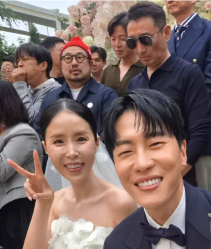 허경환, 또 '180cm 키높이'...신지 결혼식서 유독 훤칠한 비주얼