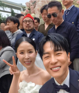 허경환, 또 '180cm 키높이'...신지 결혼식서 유독 훤칠한 비주얼