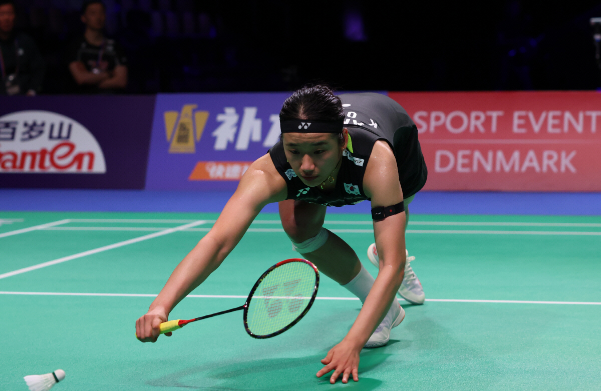 (260503) -- HORSENS, May 3, 2026 (Xinhua) -- An Se Young of South Korea hits a return in the singles match against Wang Zhiyi of China during the finals between China and South Korea at the BWF Uber Cup badminton women's team championship in Horsens, Denmark, on May 3, 2026. (Xinhua/Wu Huiwo)