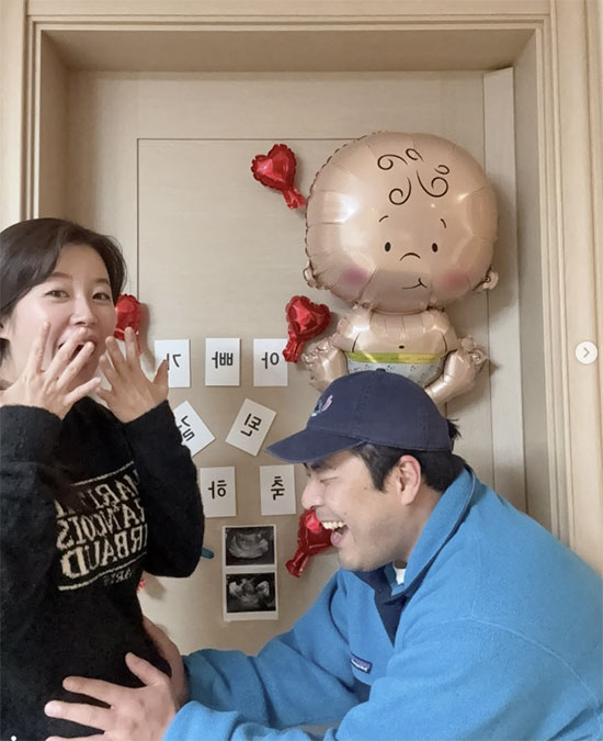 김해준♥김승혜, 결혼 2년 만에 '임밍아웃'…미소로 아내 배 만지며 "아빠 됐다" [공식]