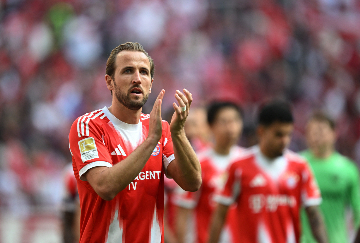 Soccer Football - Bundesliga - Bayern Munich v 1. FC Heidenheim - Allianz Arena, Munich, Germany - May 2, 2026 Bayern Munich's Harry Kane applauds fans after the match REUTERS/Angelika Warmuth DFL REGULATIONS PROHIBIT ANY USE OF PHOTOGRAPHS AS IMAGE SEQUENCES AND/OR QUASI-VIDEO.