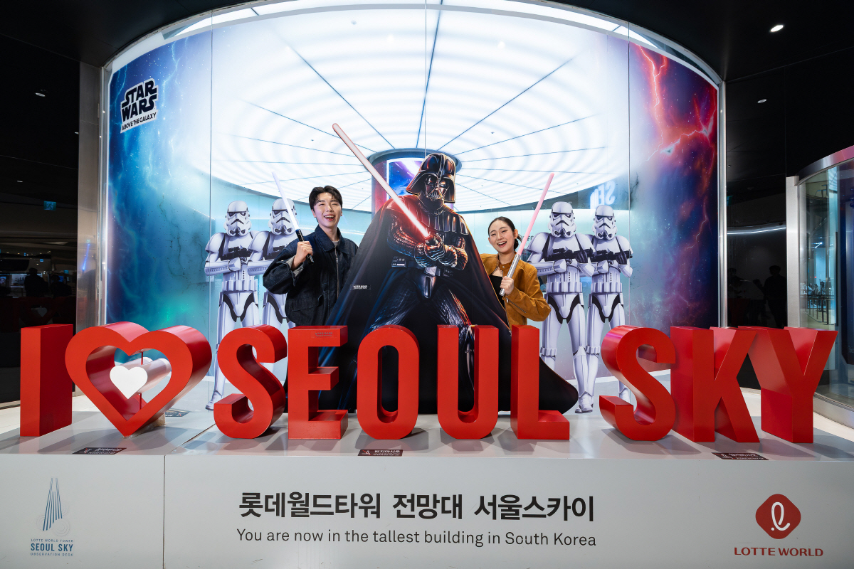 ◇서울스카이는 낮과 밤 모두 서울의 아름다움을 즐길 수 있는 곳이다. 6월 28일까지 월트디즈니 컴퍼니 코리아와 함께 'STAR WARS : ABOVE THE GALAXY' 체험형 공간이 운영된다. 사진제공=롯데월드