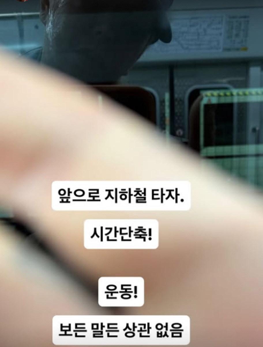 마스크 없이 지하철 탑승한 女가수 '깜짝 놀란 정체'..."보든 말든 상관없음"