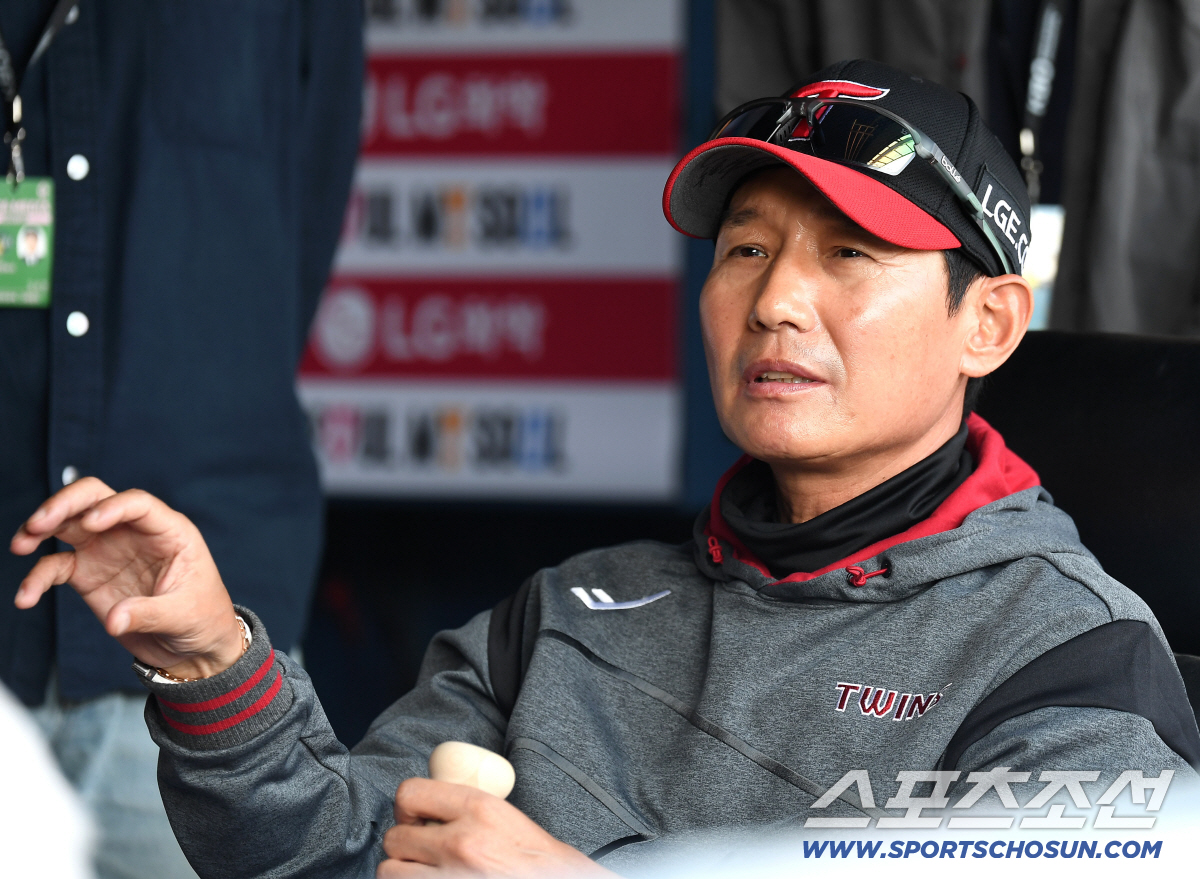 15일 잠실구장에서 열리는 LG와 롯데의 주중 3연전 두 번째 경기. 인터뷰하고 있는 LG 염경엽 감독. 잠실=송정헌 기자 songs@sportschosun.com/2026.04.15/
