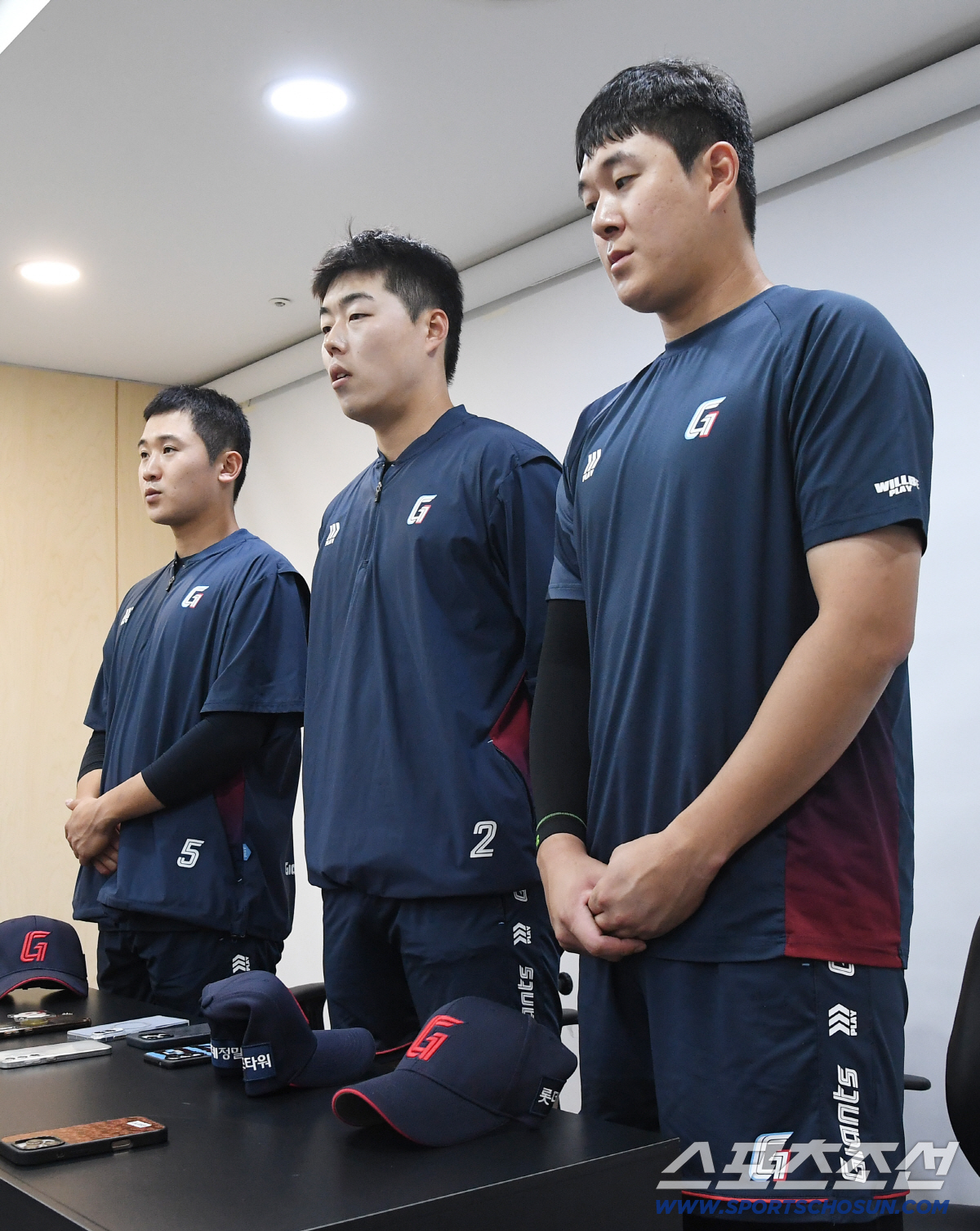 5일 수원 KT위즈파크에서 열린 롯데-KT전을 앞두고 롯데 고승민, 나승엽, 김세민이 1군에 복귀했다. 김세민, 고승민, 나승엽(왼쪽부터)이 팬들을 향해 사과하고 있다. 수원=정재근 기자 cjg@sportschosun.com/2026.5.5/