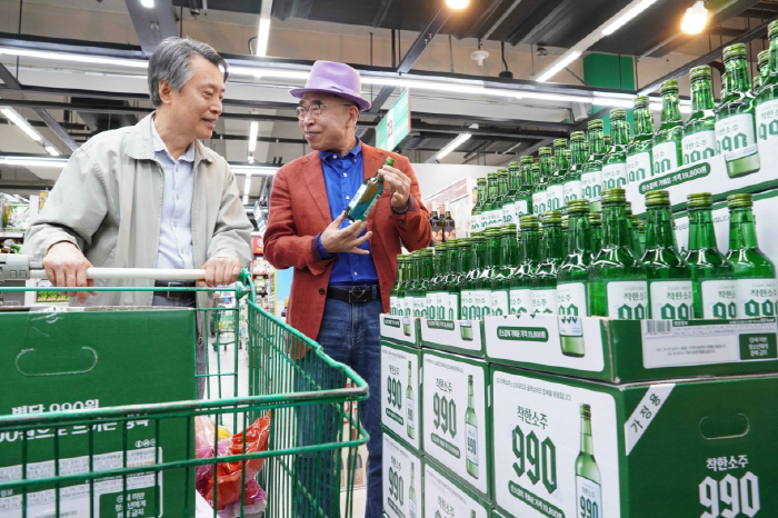 ◇서울시 송파구 가락동 다농마트에 열린 ㈜선양소주 '착한소주 990' 출시 행사 모습. ,사진제공= ㈜선양소주
